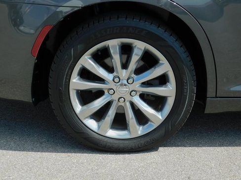 Used 2019 Chrysler 300 Limited w/ Safetytec Plus Group image 11