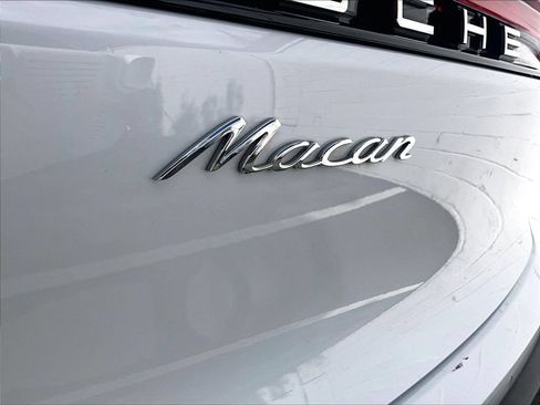Certified 2024 Porsche Macan AWD/4WD image 33