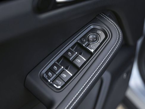 Certified 2026 Porsche Macan Turbo AWD/4WD image 32