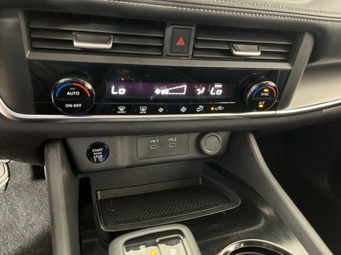 Used 2025 Nissan Rogue SV FWD image 31