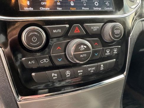 Used 2019 Jeep Grand Cherokee Limited image 32