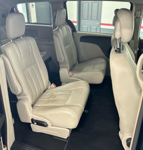 Used 2013 Chrysler Town & Country Touring FWD image 20