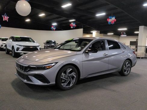 Used 2025 Hyundai Elantra Sport FWD image 8