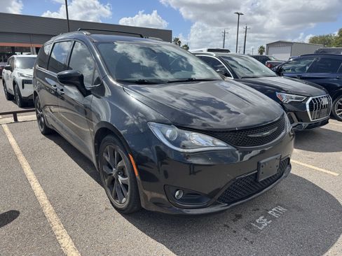 Used 2019 Chrysler Pacifica Touring-L w/ S Appearance Package FWD image 5