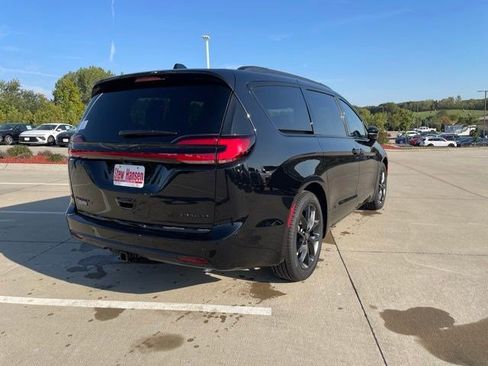 New 2026 Chrysler Pacifica Limited w/ S Appearance Package image 3