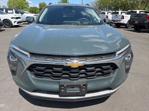 Used 2025 Chevrolet Trax LT image 8