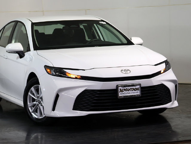 Used 2025 Toyota Camry LE FWD image 6