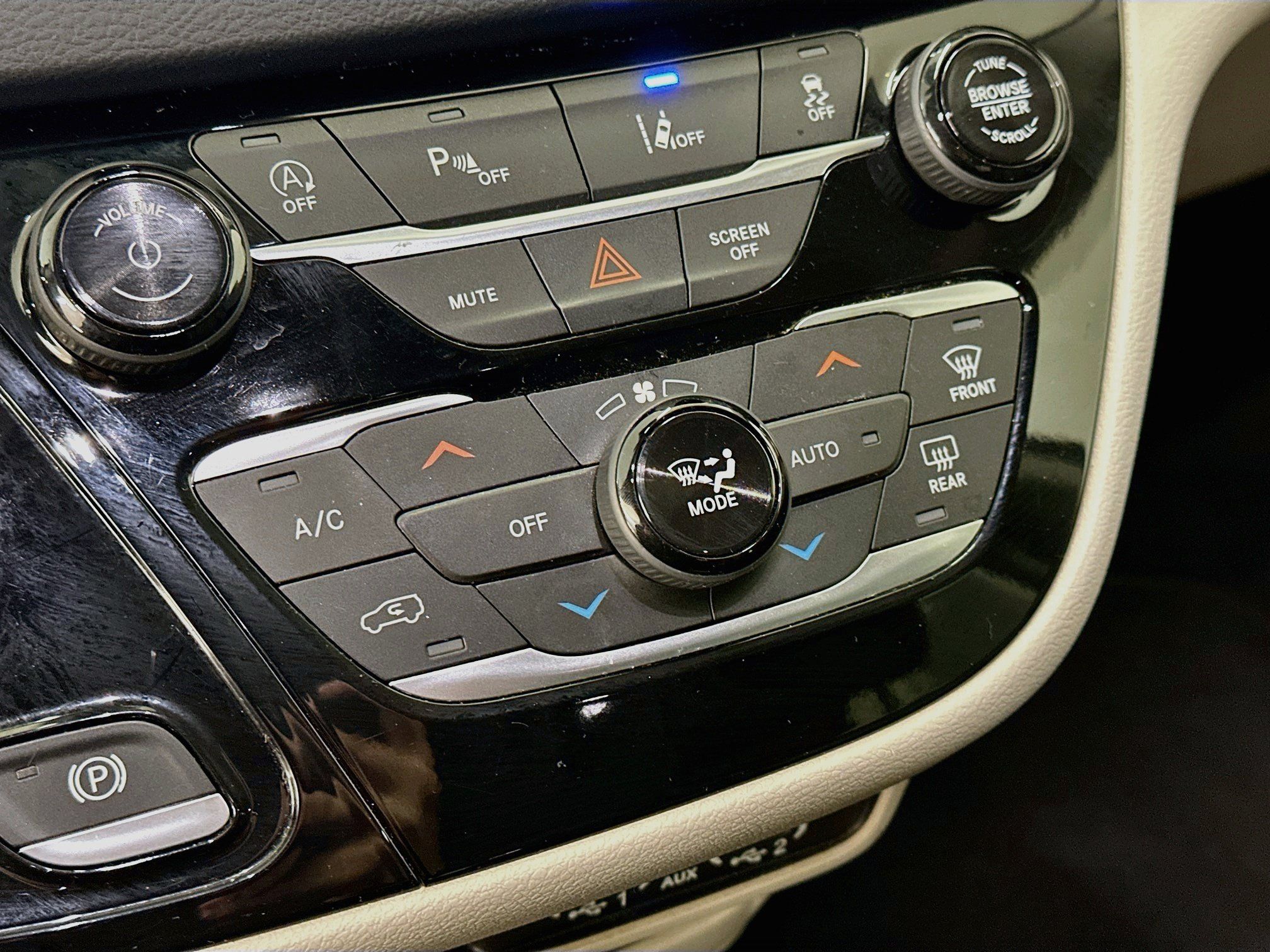 Used 2023 Chrysler Pacifica Touring-L FWD image 23