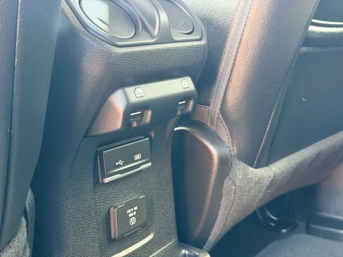 Used 2019 Jeep Wrangler Unlimited Sahara w/ Uconnect 4C Nav & Sound Group AWD/4WD image 18