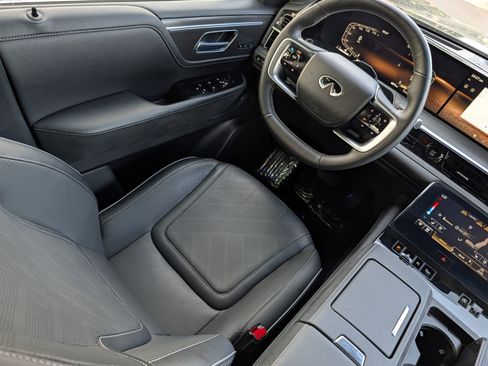 Certified 2025 INFINITI QX80 Luxe AWD/4WD image 9