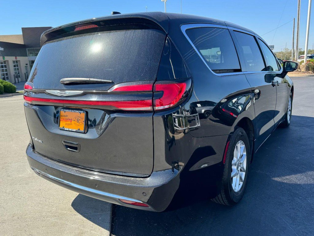 Used 2023 Chrysler Pacifica Touring-L FWD image 3