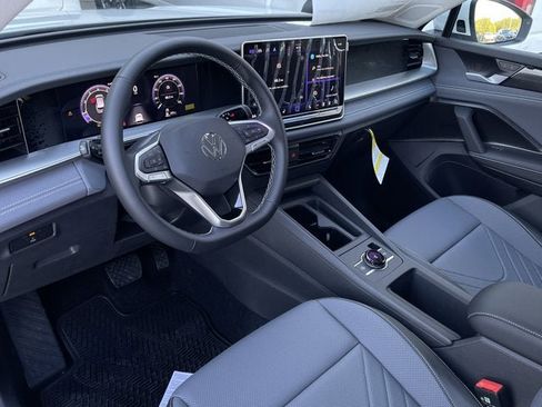 New 2025 Volkswagen Tiguan SE image 10