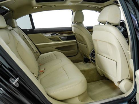 Used 2017 BMW 740i xDrive image 32