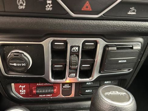 Used 2024 Jeep Gladiator Sport AWD/4WD image 19