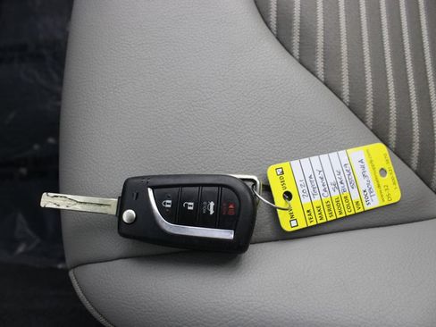 Used 2021 Toyota Camry SE FWD image 7