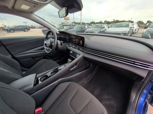 Used 2025 Hyundai Elantra SEL FWD image 30
