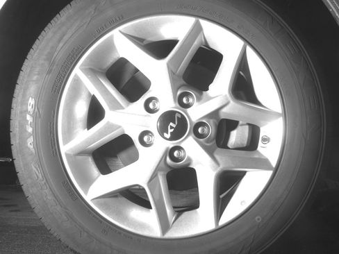 Used 2025 Kia Soul LX w/ LX Technology Package FWD image 13