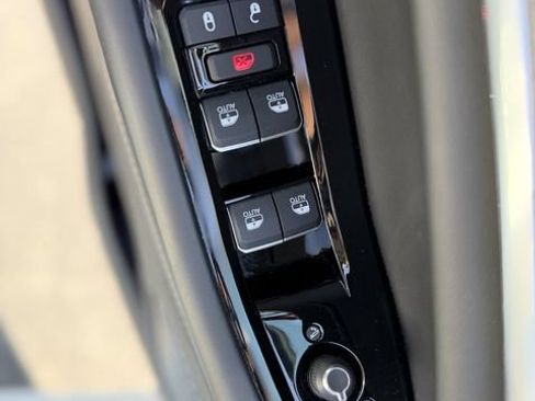 Used 2022 Jeep Grand Cherokee Overland w/ Advanced Protech Group III AWD/4WD image 13