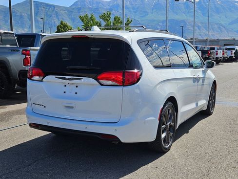 Used 2019 Chrysler Pacifica Touring-L w/ Advanced Safetytec Group FWD image 3