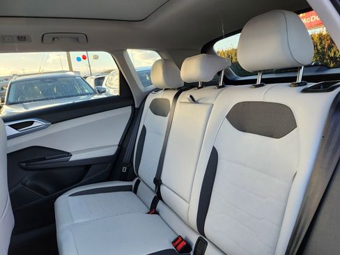 New 2026 Volkswagen Taos SE image 10