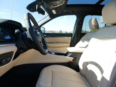 New 2025 Jeep Grand Cherokee Limited w/ Luxury Tech Group II image 9