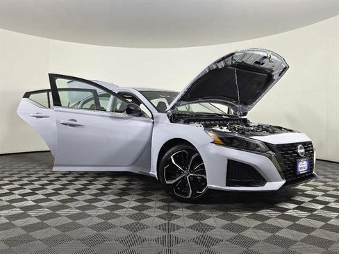 Used 2025 Nissan Altima 2.5 SR w/ SR Premium Package image 44