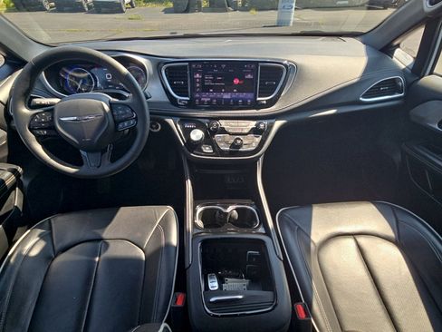 Used 2025 Chrysler Pacifica Limited FWD image 9