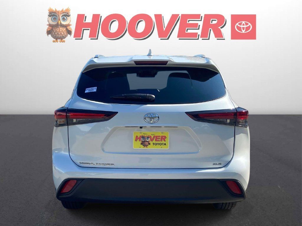 Used 2024 Toyota Highlander XLE FWD image 6