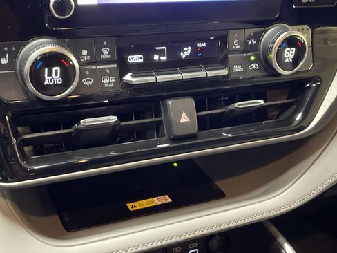 Used 2023 Toyota Highlander XLE FWD image 24