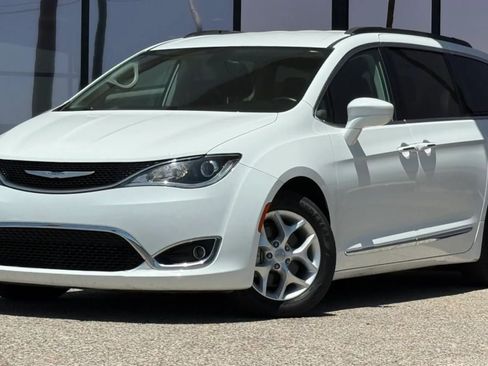 Used 2017 Chrysler Pacifica Touring-L w/ Tire & Wheel Group FWD image 2