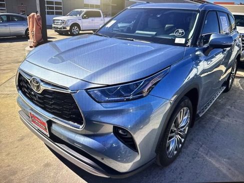 Used 2024 Toyota Highlander Platinum FWD image 2