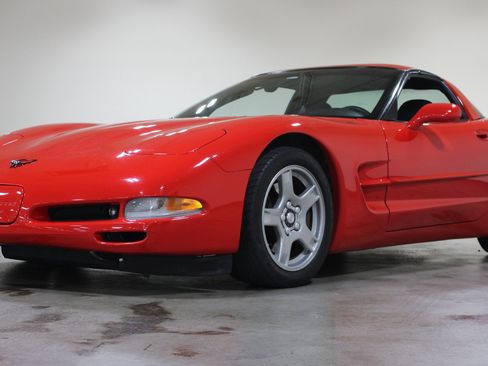 Used 1998 Chevrolet Corvette Coupe w/ Roof Pkg RWD image 25