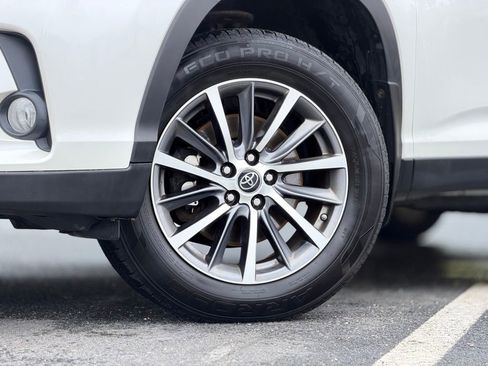 Used 2019 Toyota Highlander XLE AWD/4WD image 2