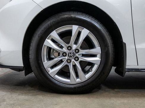 Used 2022 Toyota Sienna Limited image 11