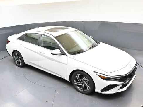 Used 2025 Hyundai Elantra SEL w/ Cargo Package image 51