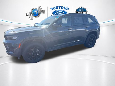 Used 2024 Jeep Grand Cherokee Altitude AWD/4WD image 4