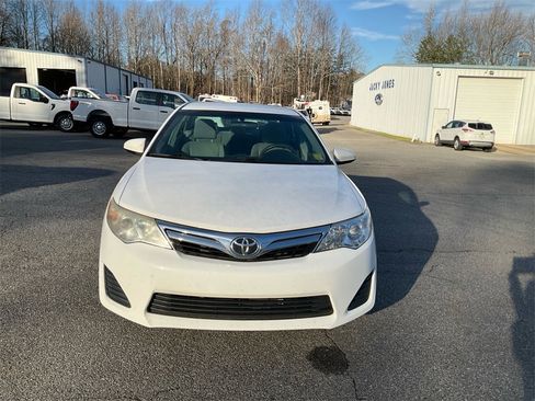 Used 2013 Toyota Camry LE image 2
