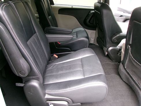 Used 2015 Chrysler Town & Country Touring-L w/ Driver Convenience Group image 11