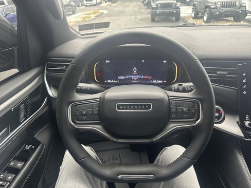 Used 2024 Jeep Wagoneer L Series II image 18