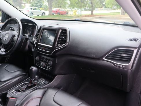Used 2019 Jeep Cherokee Trailhawk w/ Cold Weather Group AWD/4WD image 17