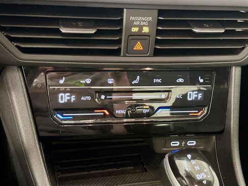 Used 2025 Volkswagen Jetta SE FWD image 23