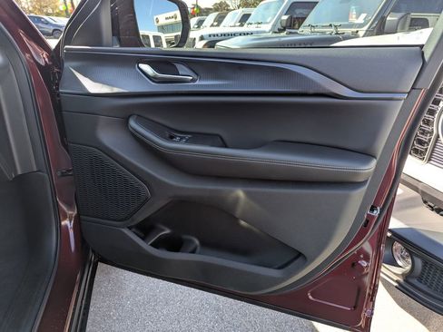 New 2025 Jeep Grand Cherokee Altitude AWD/4WD image 35