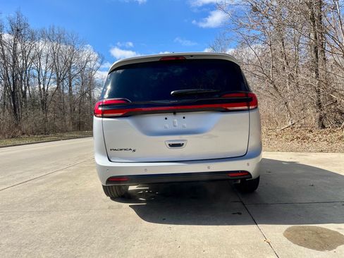 New 2026 Chrysler Pacifica Select w/ S Appearance Package FWD image 7