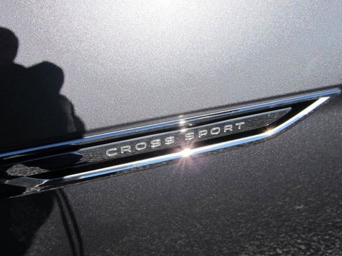 Used 2022 Volkswagen Atlas Cross Sport SE image 11