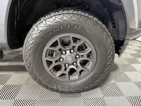 Used 2017 Toyota Tacoma SR5 w/ Exterior Package AWD/4WD image 11
