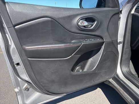 Used 2020 Jeep Cherokee Trailhawk AWD/4WD image 5