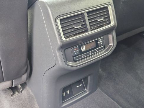 Used 2025 Volkswagen Atlas SE AWD/4WD image 23