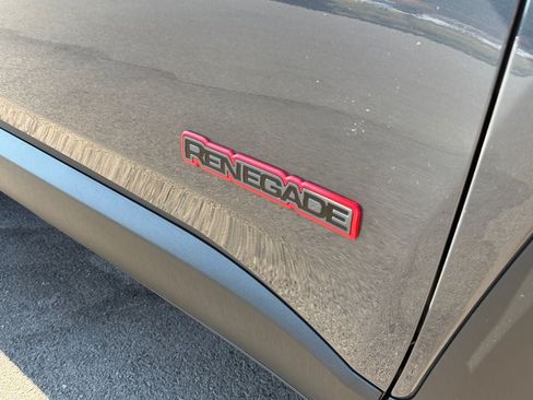 Used 2022 Jeep Renegade Trailhawk AWD/4WD image 34