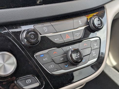 Used 2023 Chrysler Voyager LX FWD image 17