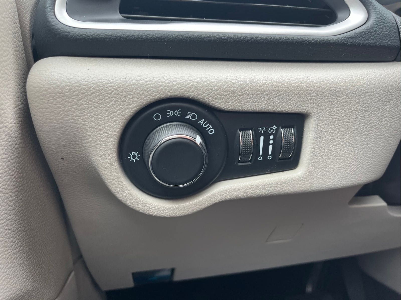 Used 2023 Chrysler Voyager LX FWD image 14